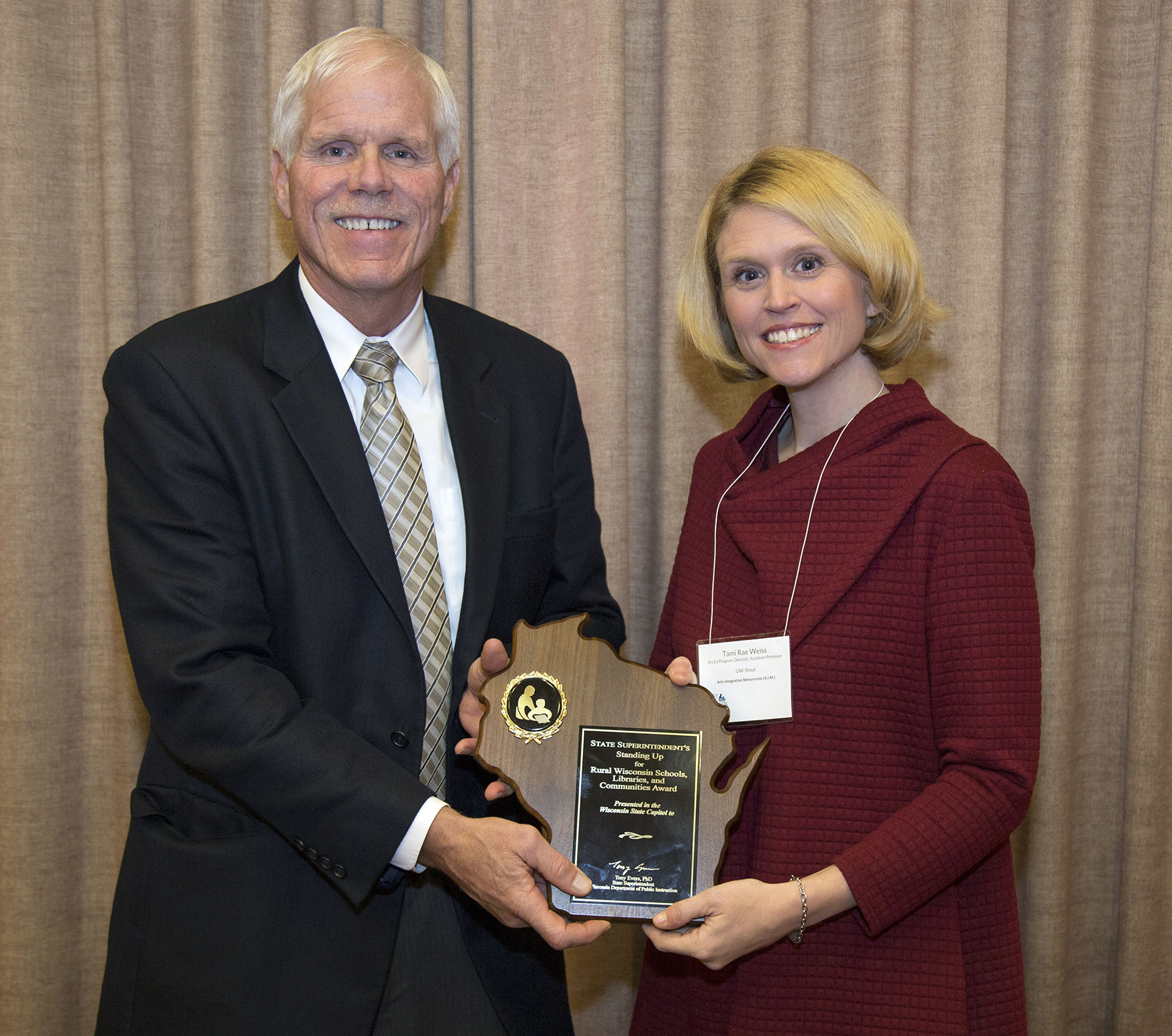 UW-Stout’s Tami Weiss accepts the Rural Wisconsin Schools, Libraries and Communities Award for AIM — Arts Integration Menomonie — from Michael Thompson, deputy state superintendent of schools.