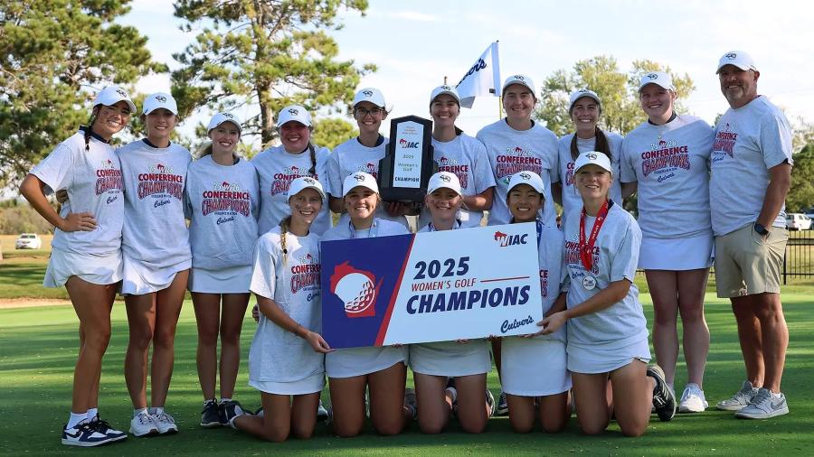 Team holds golf banner and trophy