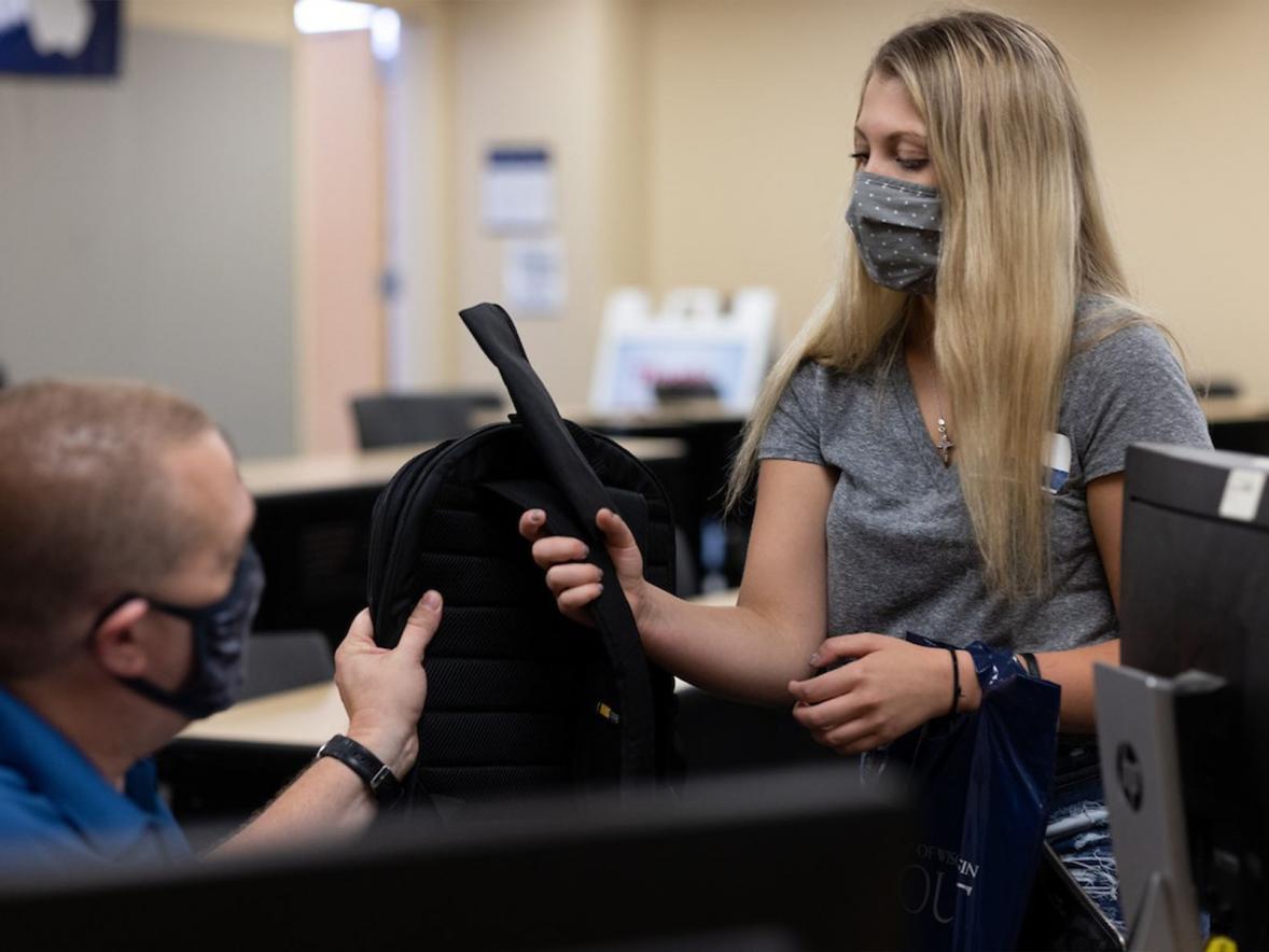 Students picking up their UW-Stout laptops at FYRO 2021.